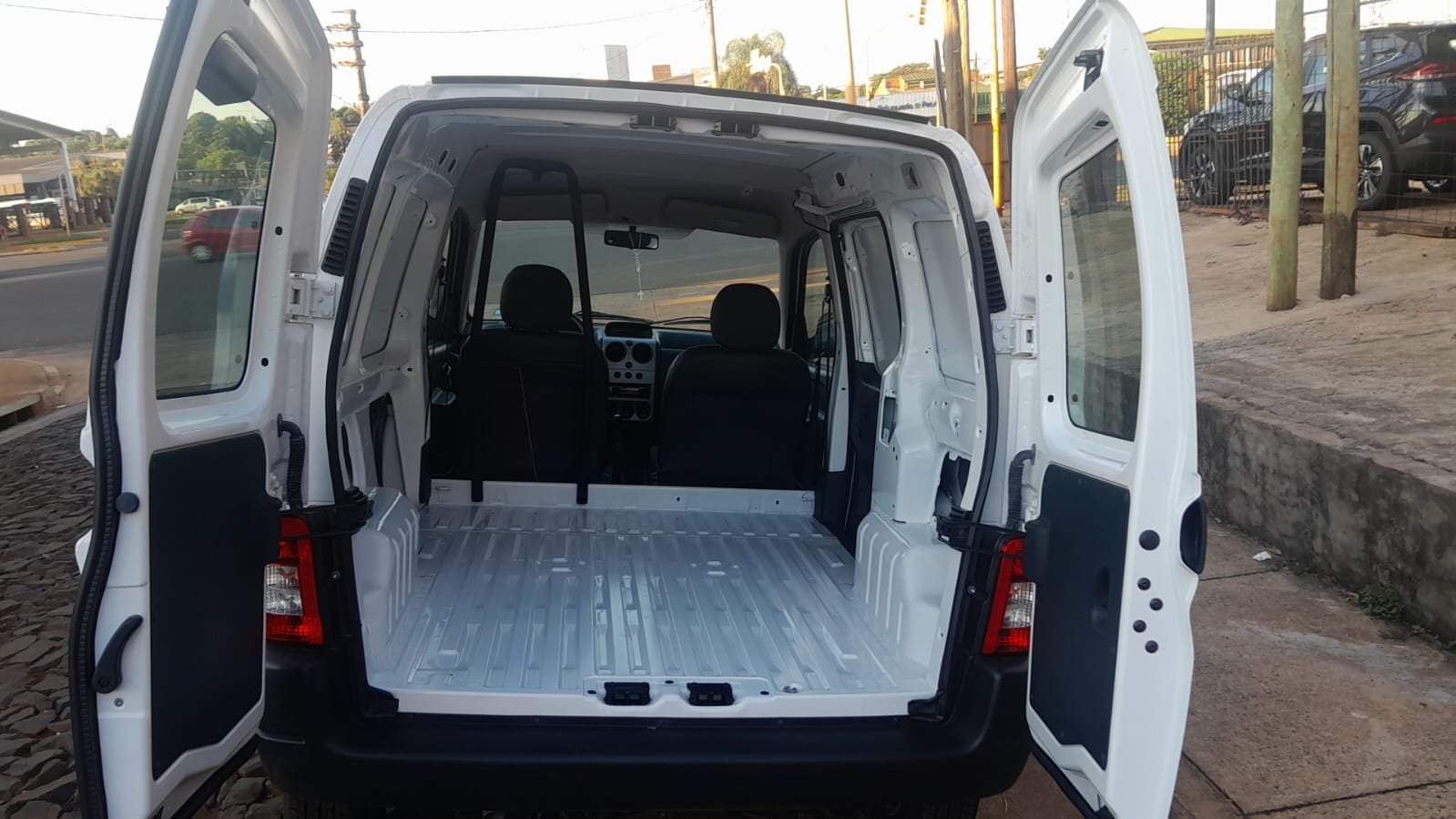 
								CITROEN BERLINGO BUSSINES completo									