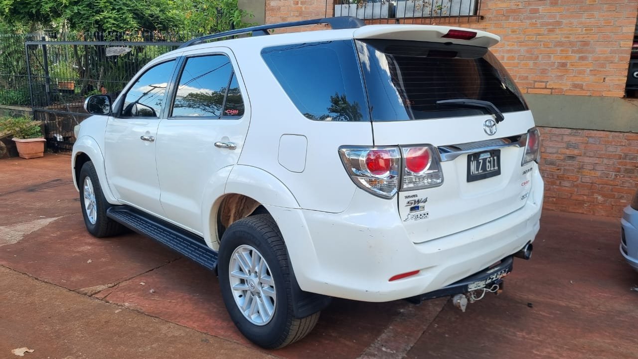 
								Toyota SW4 completo									