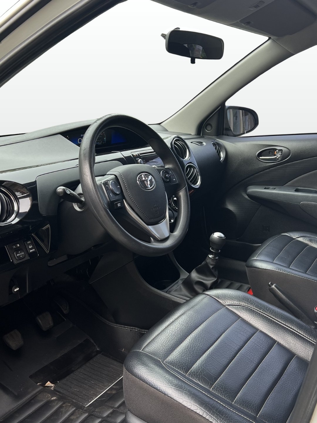 
								ETIOS XS 2018 MT completo									